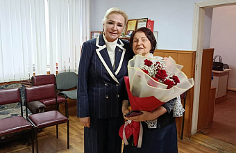 Депутат Елена Павлюченко поздравила с юбилеем председателя Совета ветеранов Кизляра