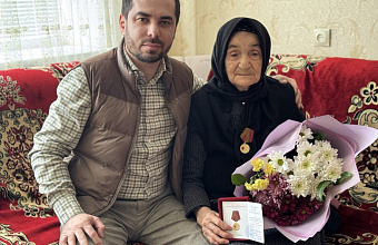 Администрация Южно-Сухокумска наградила ветеранов юбилейными медалями