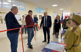 В махачкалинской школе №61 открыли мемориал дагестанцам-Героям России