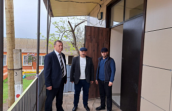 Единороссы Казбековского района проинспектировали ремонт Дома культуры в селе Гертме