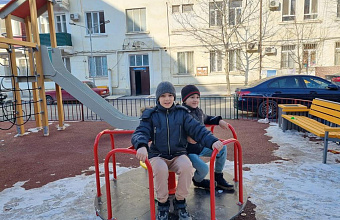 Единороссы проверили качество завершенных работ по благоустройству двора