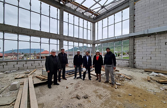 Депутаты провели мониторинг хода строительства пристройки к школе в поселке Ленинкенте