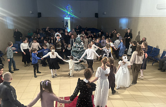 Рождественскую ёлку организовали для малоимущих и многодетных семей в Тарумовском районе