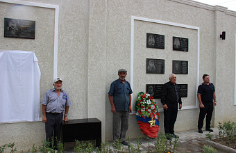В Ахвахском районе прошло открытие мемориальной доски в честь земляков-героев