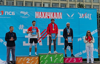 Глава Каякентского района поздравил воспитанника спортивной школы с победой в полумарафоне