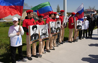 Патриотическая акция «Равнение на флаг» прошла в Хасавюрте