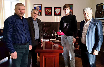 Глава Гунибского района вручил орден Мужества сыну погибшего участника СВО