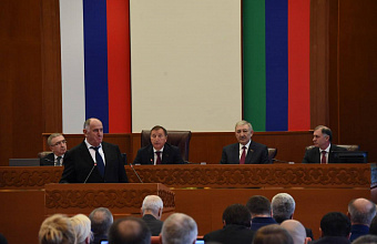 Абдулмуслим Абдулмуслимов поздравил Народное Собрание Дагестана с 30-летием со дня образования