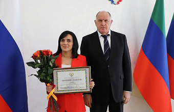 Абдулмуслим Абдулмуслимов наградил около 30 работников дагестанских СМИ в День российской печати