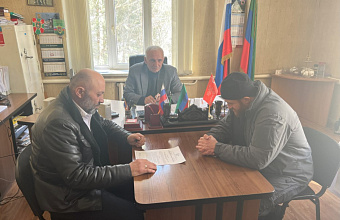 Врио главы Тляратинского района Рамазан Абдулхаликов встретился участником СВО Шамилем Исмаиловым