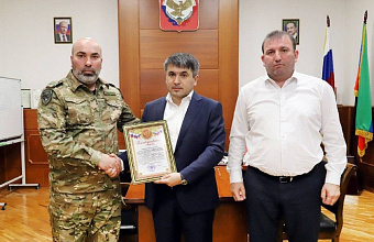 Главе Табасаранского района передали благодарственное письмо за безупречную службу бойца СВО