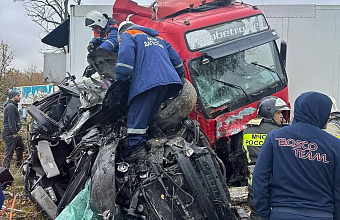 Водитель минивэна погиб после столкновения с фурой на трассе в Дагестане