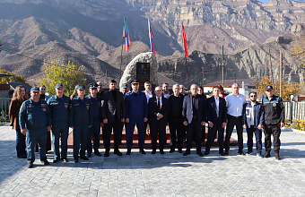 Представители администрации Гергебильского района почтили память защитников Отечества в селе Курми