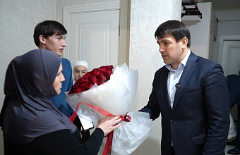 Первый вице-мэр Махачкалы навестил вдову погибшего в зоне СВО офицера