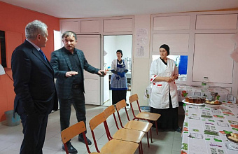 Глава Левашинского района посетил Сулейбакентскую СОШ после жалобы родителей на пол в спортзале