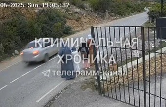 В Дагестане автомобиль сбил ребенка, выбежавшего на дорогу