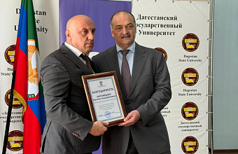 Сергей Меликов наградил Благодарственным письмом главу Сергокалинского района