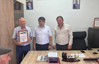 Глава Табасаранского района наградил ветеранов и работников ветеринарного управления