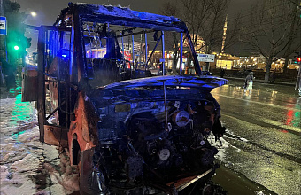 Пассажирский микроавтобус сгорел в Махачкале, идет проверка