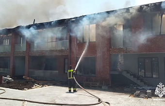 В Махачкале огнеборцы ликвидируют пожар на территории базы отдыха