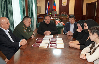 Глава Хасавюртовского района передал семьям участников СВО госнаграды