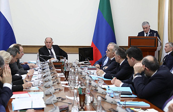 Абдулмуслим Абдулмуслимов провел совещание, посвященное вопросам военной службы по контракту