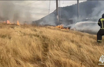 Сухая трава и кустарники горят на площади 2 га в Унцукульском районе