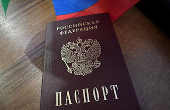 Мэр Кизляра вручил паспорта юным жителям