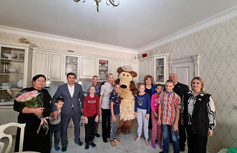 Депутаты-единороссы навестили многодетную мать в пригороде Махачкалы