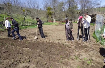Школьники Хивского района помогают родителям участников СВО с весенними полевыми работами