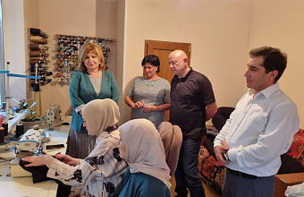 Депутаты-единороссы посетили цех вдовы участника СВО