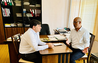 Глава села Новолакское поддержал акцию «Сделай подарок родной школе»