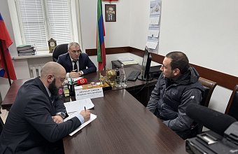 Глава Дагинформа провел прием граждан в Карабудахкентском районе