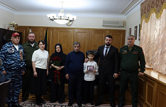Орден Мужества передали семье военнослужащего Артема Гамзатова