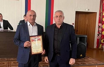 Глава Гергебильского района вручил Благодарственное письмо депутату районного Собрания