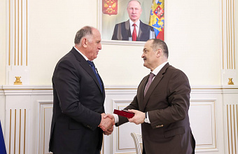 Сергей Меликов вручил Абдулмуслиму Абдулмуслимову орден Почета Республики Дагестан II степени