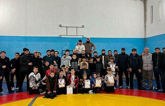 В Цунтинском районе прошел турнир по вольной борьбе в честь 80-летия Победы