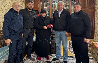 Единороссы Бежтинского участка навестили матерей погибших участников СВО