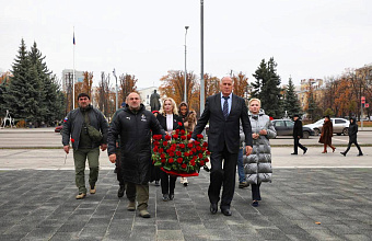 Абдулмуслим Абдулмуслимов возложил цветы к Пилону Славы и памятнику «Журавли» в Луганске