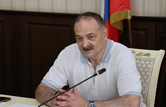 12 семей из Дербента получили ключи от новых квартир из рук Сергея Меликова