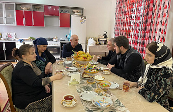 Руководитель Дагинформа поздравил семьи погибших в СВО