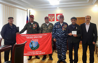 Алим Темирбулатов вручил памятный знак «Семье погибшего защитника Отечества» отцу участника СВО