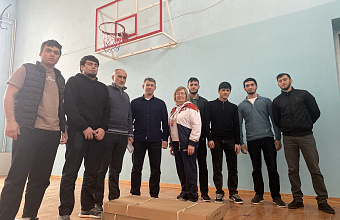 Единороссы Дербента присоединились к акции «Сделай подарок родной школе»