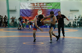 Определены первые победители борцовского турнира памяти Кади Абакарова
