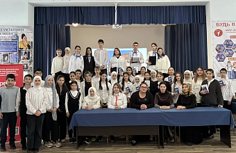 Аделя Татарко вручила первые паспорта учащимся Лицея № 22 города Махачкалы в День Конституции