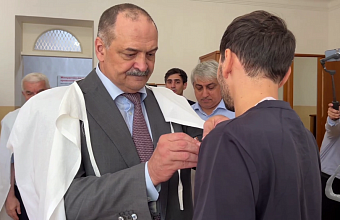 Глава Дагестана посетил раненых сотрудников полиции, вставших на пути преступников