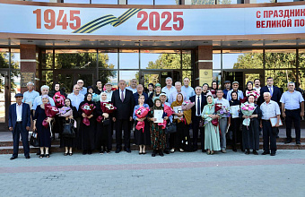 Абдулмуслим Абдулмуслимов отметил наградами более 30 семей Дагестана