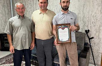 Глава Хивского района навестил раненого участника СВО