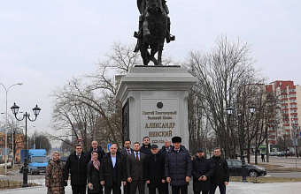 Абдулмуслим Абдулмуслимов возложил цветы к памятнику Александру Невскому в Минске