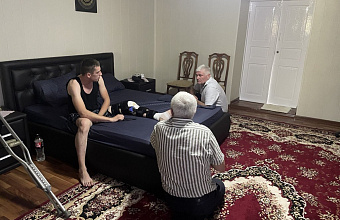 Глава Кизилюртовского района Рустам Татарханов проведал раненого участника СВО, находящегося в отпуске